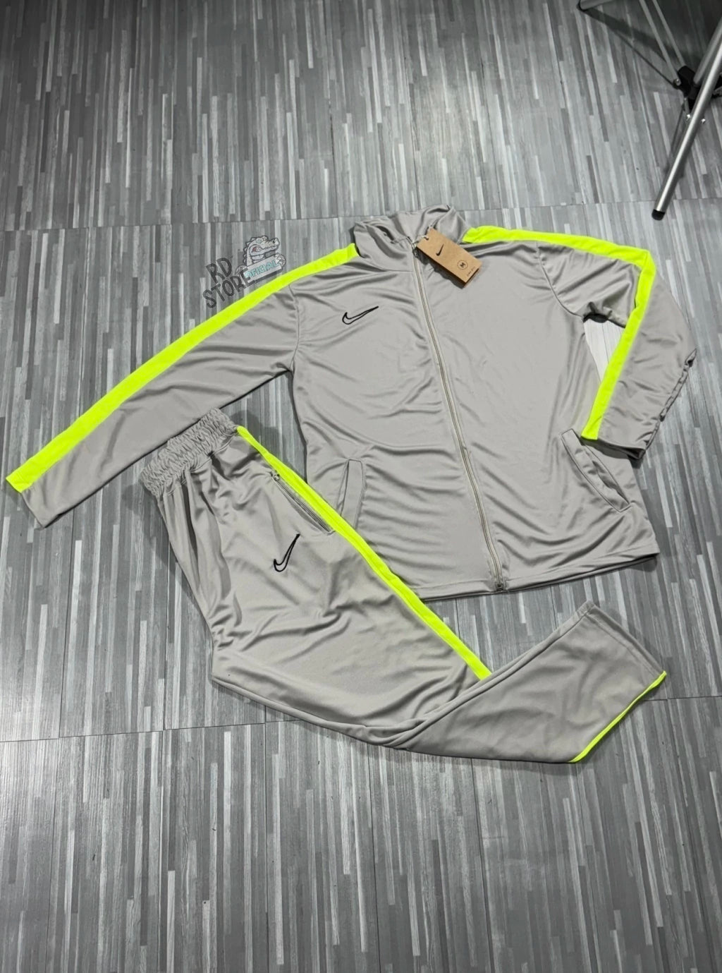 CONJUNTO NIKE DRI-FIT ( CINZA c/ VERDE )
