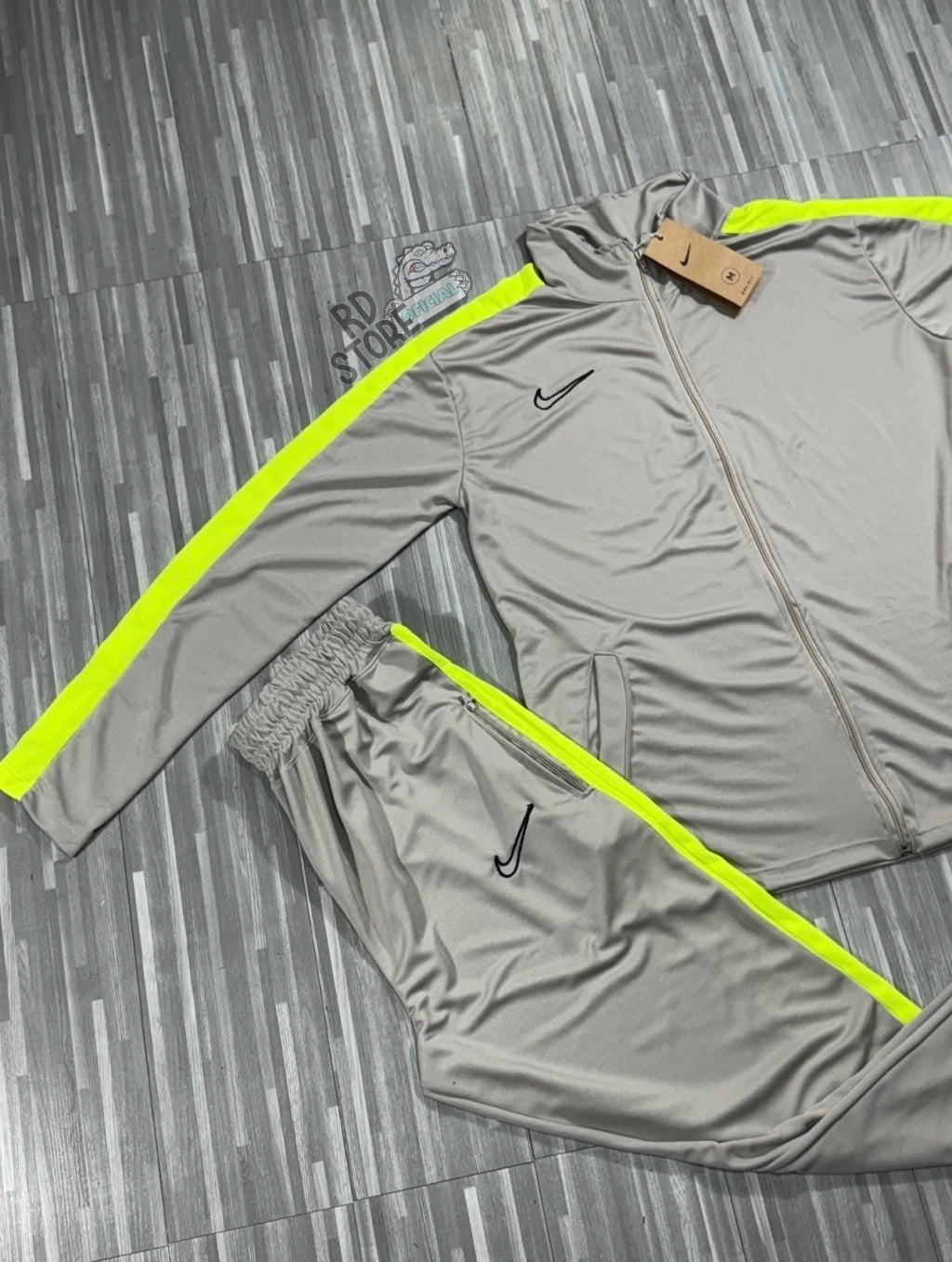 CONJUNTO NIKE DRI-FIT ( CINZA c/ VERDE )