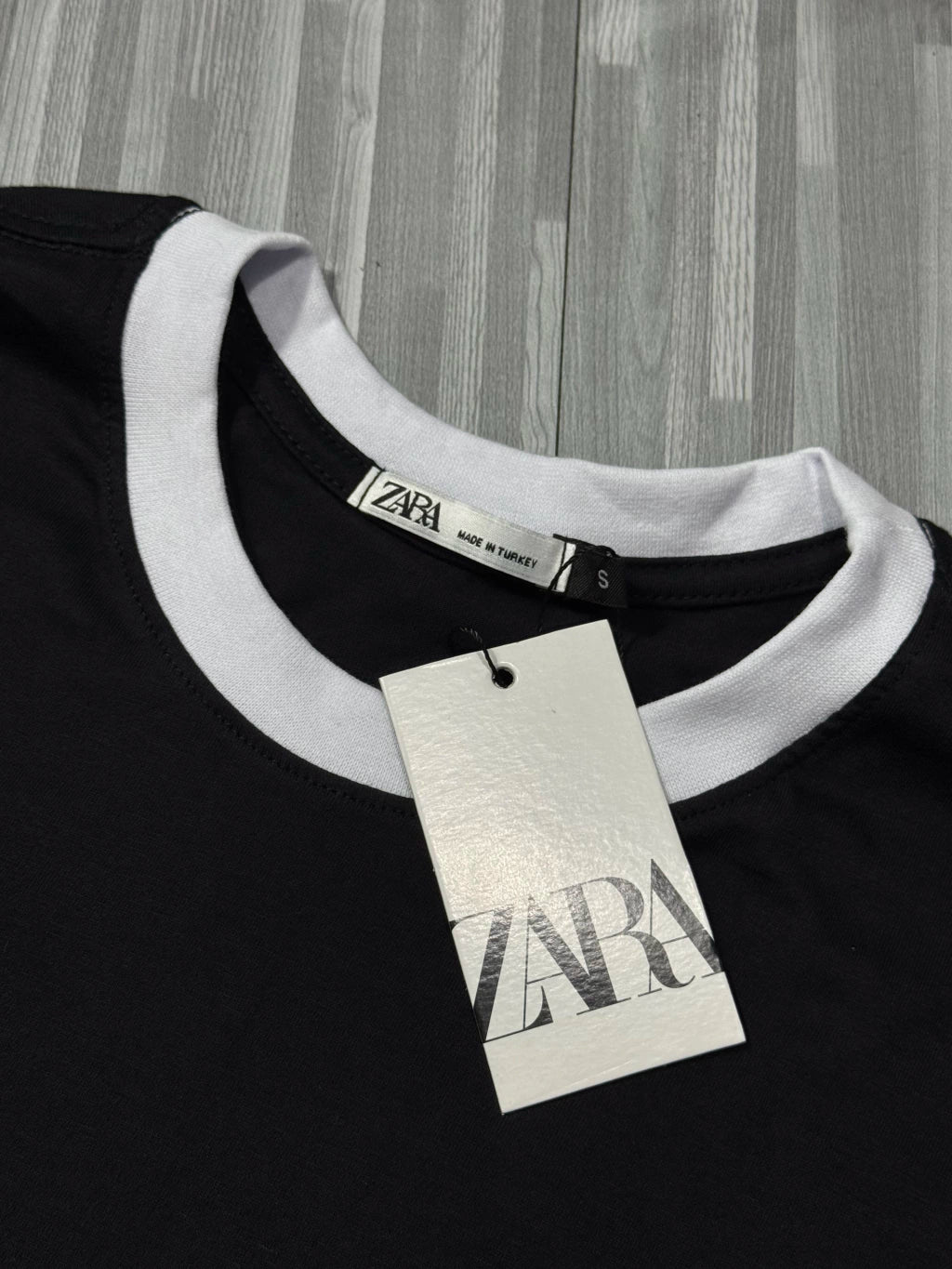 CAMISETA BÁSICA ZARA GOLA ( PRETO )