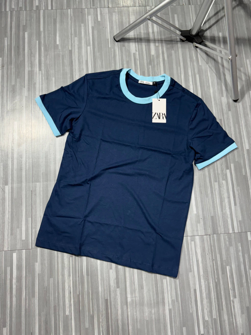 CAMISETA BÁSICA ZARA GOLA ( AZUL )
