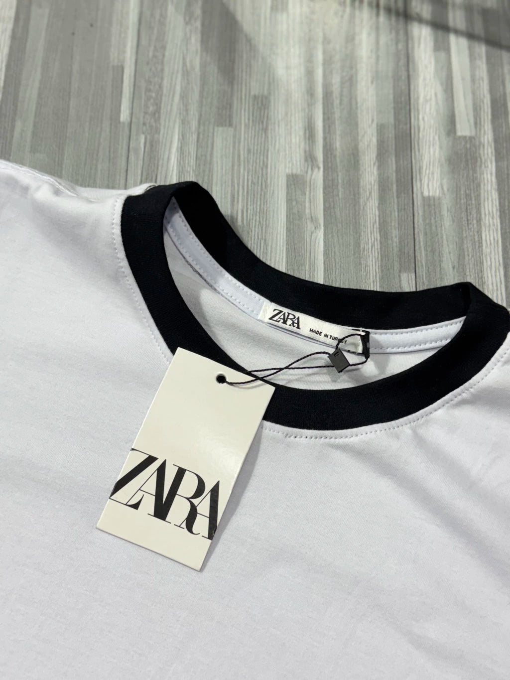 CAMISETA BÁSICA ZARA GOLA ( BRANCA )